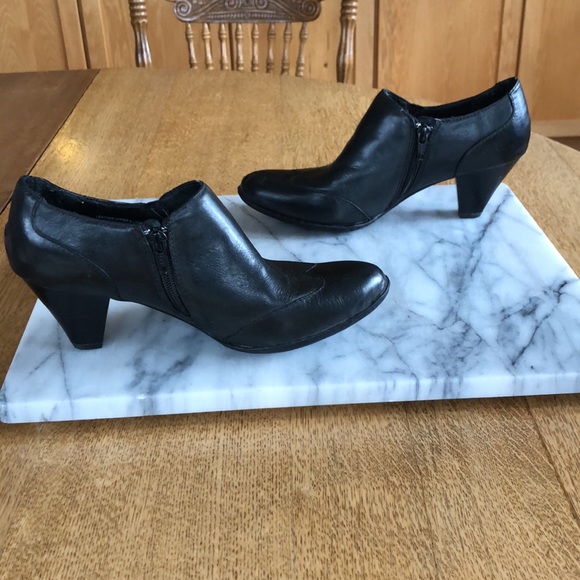 Born Ankle Booties W6.5 Black Preloved in Good Condition - Picture 3 of 14